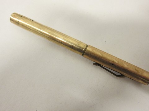 Fountain pen Wahl 4
14 K Gold Filled
Made in USA
Stamp: Wahl 4 14 K Gold Filled
With clip
Please note: Loose cap
We have more fountain pens