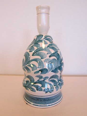 Lamp 
Lamp, pottery, made by Leo Enna
Signed: Leo Enna
H: 27,5cm incl. socket