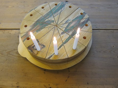 The annual-candlestick "CAKE" from Gold-Li Design, Denmark
When your are going to celebrate the special days in your or your families 
life, the "CAKE" will be there
The candlestick ”CAKE” from Gold-Li Design Denmark is local design and good 
solid craft