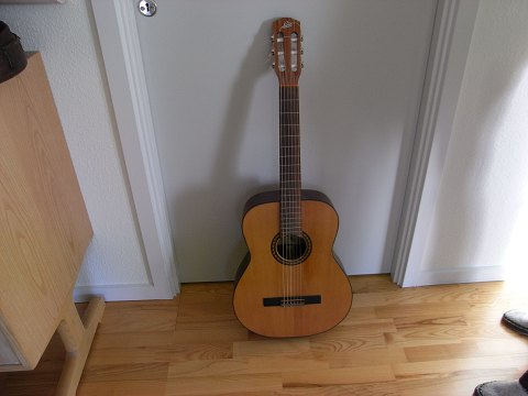 Levin Guitar
Acoustic Levin-guitar, in a really good condition 
Model: LG18
Serienr.: 559776
At the label is written: Handmade in Sweden
Originally first buy as new in 1979 and owned by the same owner until today
