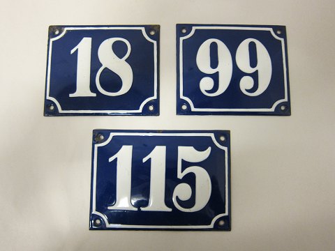 Numbers for use at the house - enamelled signs
The good old enamelled signs - blue wtih white
Good condition
We have the following numbers: 66 / 99
12cm x 10cm, but number 115 is 14cm x10cm