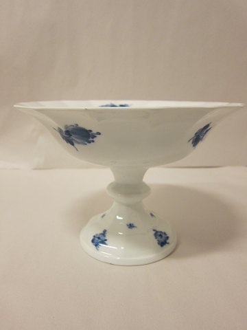 Royal Copenhagen, Blue Flower, Angular
Basin on a foot, 1. grade
RC-nr. 8531
H: 16cm Diam: 24cm
We have a good choice of Blue Flower
Please contact us for further information