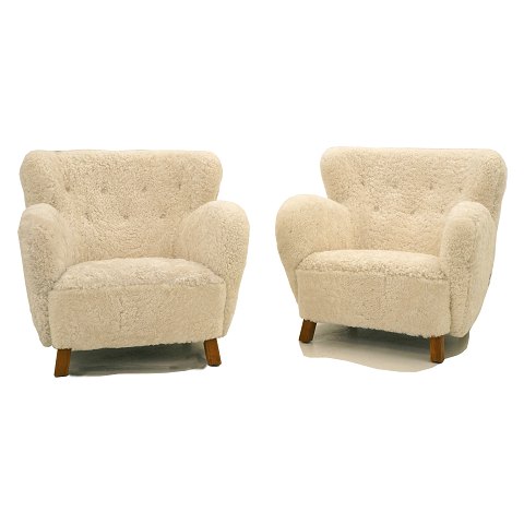 A pair of lounge chairs. Oak and lamb skin. 
Denmarkl circa 1935. H: 38/77cm