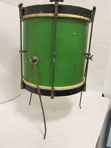 Drum on 3 legs
An old drum with 3 legs
This good old drum has the original drumheads