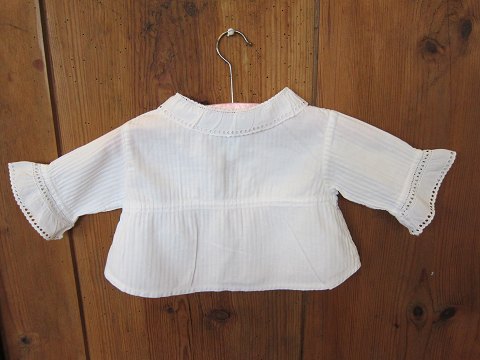 Child blouse
An old child blouse
We have a large choice of old/antique cloth for children/baby, bed clothes etc.