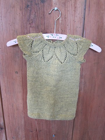 Sweaterdress 
An old handmade sweaterdress for the child
We have a large choice of old/antique cloth for children/baby, bed clothes etc.