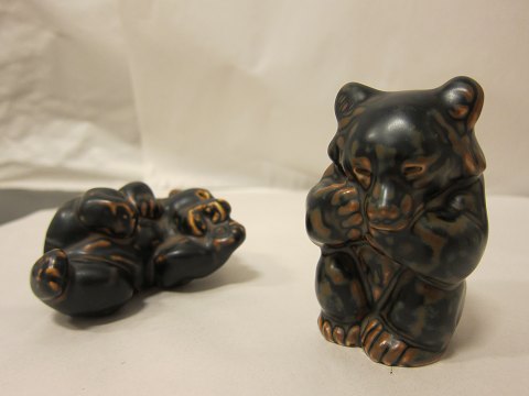 2 Brown bears from Den Kongelige Porcelænsfabrik, Royal Copenhagen, Denmark
1 bear (lies) and 1 bear (sitting)
Royal Dänish Stoneware by Knud Kyhn
1. grade
1 bear (sitting), H: 8,5cm, RC-nr: 21435
1 bear (lies), L: 9cm, RC-nr: 21432
Pro item: Dkr. 2