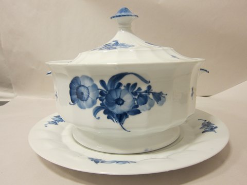 Royal Copenhagen, Blue Flower, Angular
Big soup tureen with a lid AND with a lower plate, 2. grade
RC-nr. 8532 and 8533
Plate D: 37cm
Soup tureen D: 28,5cm, 
H: total: 25cm
We have a good choice of Blue Flower
Please contact us for further informat
