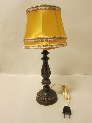 Lamp, made of wood incl. the lamp shade
H: 41,5cm