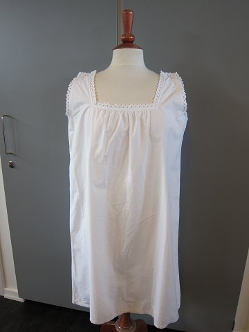 Hift / dress
An old shift with the old linen buttons.
The antique, Danish linen and fustian is our speciality and we always have a 
large choice of shifts, babydress, tea towels, table clothes, napkin etc.