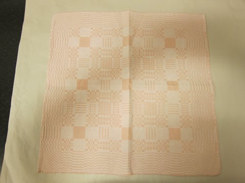 Damask table cloth, light colour, and 13 serviettes
Table cloth: 262cm x 128cm
Serviette: 47cm x 47cm
In a good condition