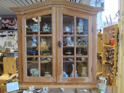 Glass case /Show case made of pine
About 1920-1930
H: 94cm, W: 97cm, D: 25cm