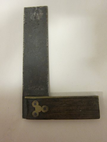 Square
An old square made of wood, with a brass edge and a decoration made of brass as 
well
18,5cm x 11,5cm
We have a large choice of tools
Please contact us for further information