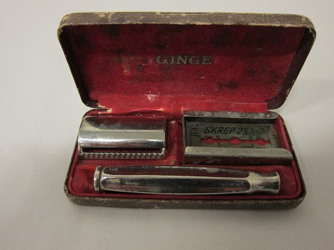 Ginge razor tool / shaving tool
An old Ginge razor tool / shaving tool
L: 10cm, B: 5cm, H: 2cm
We have a large choice of things for the shaving, tools for hairdressers etc.