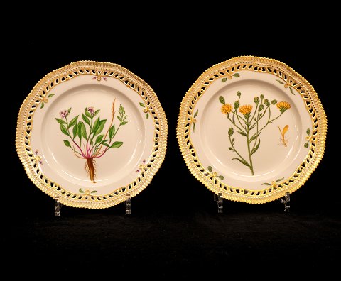 Royal Copenhagen: Two Flora Danica plates. 
Porcelain. #3554. D: 22,5cm