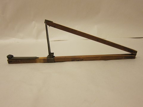 Tool for measuring the feet
An old collapsible tool, used for measuring the lenght of the feet
Made of brass and wood
L: 23cm (in the shortest size of the tool)
We have a large choice of tools
Please contact us for further information