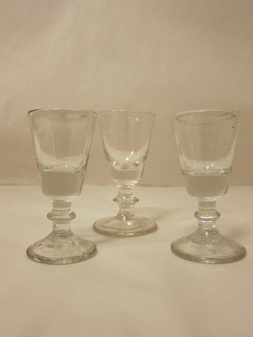 Snapseglasses, Wellington 
Antique Wellington snapseglasses, about 1900
H: 8cm (2 items)
H: 9cm (1 item, this glass has an rose-pink gleam)