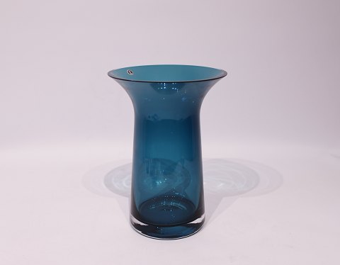 Enkel mørkeblå glasvase fra Rosendahl.
5000m2 udstilling.
