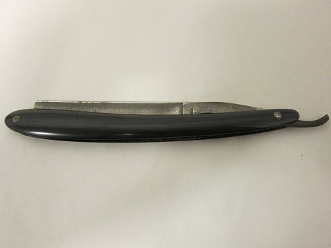 Razor with case
An old razor
L: 16,5cm, W: 3cm, H: 1,5cm
We have a large choice of old items for the shaving, tools for hairdressers 
etc.