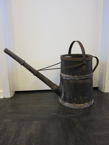 Watering can ("Dypkande")
Old watering can made of wood and iron with a long spout
Handle at the top and at the side
H: 49cm, Diam: 23cm, L: incl. the spout and the handle: 61cm