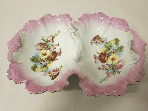Fruit dish
A very decorative antique dish, with a beautiful handle, which "divides the 
dish in two
From the 1800