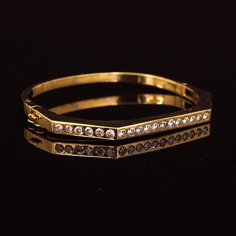Bangle, 18ct gold, with 24 diamonds. Size: 
4,6x5,5cm