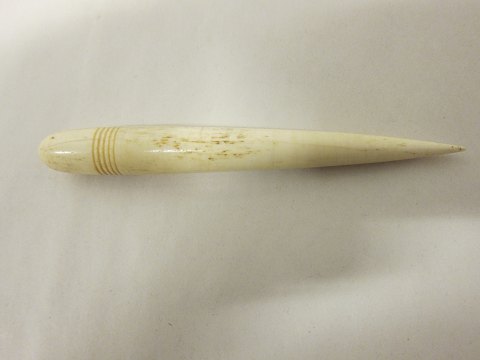 Stiletto made of bone
A beautiful and old stilleto made of bone
Please note how decorative and solid it is.
A stilleto is use by the embroidery to make the round holes.
We have a large choice of old and/or antique tools for the needlework etc.