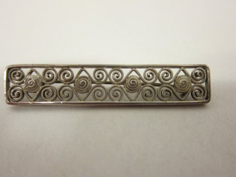 Brooch made of silver, filigree work
Stamp: 830
L: 5cm, B: 0,9cm
PLEASE NOTE: NO SILVER IN THE SHOWROOM - please contact us presentation
