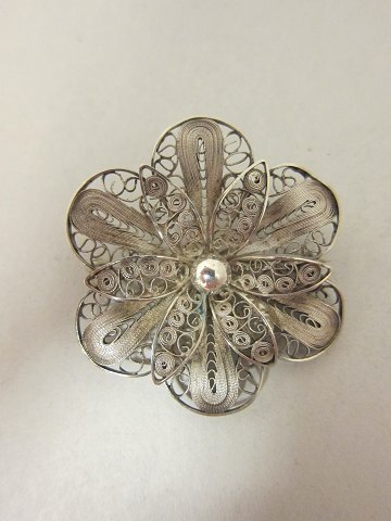 Brooch made of silver, filigree work
Stamp: 925s
Diam: 4cm
PLEASE NOTE: NO SILVER IN THE SHOWROOM - please contact us presentation