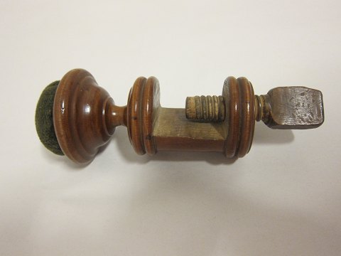 Tool for the needlework, antique
With a screw to secure it to the table
From the 1800