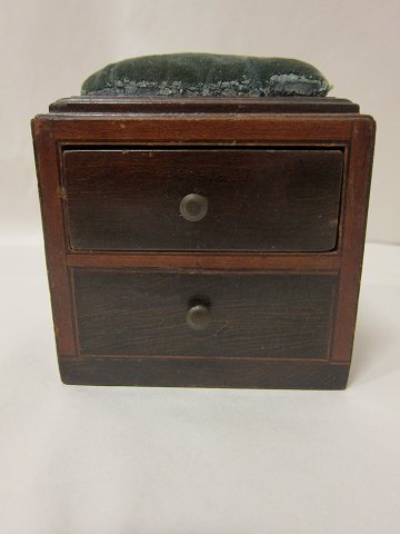 Tool for the needlework, made of wood, antique
Formed as a chest of drawers
The chest of drawers has 1 drawer
With a screw to secure it to the table
From 1830 
H: 14cm, L: 12,5cm, D: 8,5cm
Please note:Veneer damage, the screw is damaged, and 4 feet