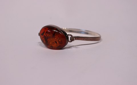 Bangle with large piece of amber, of 925 sterling silver and stamped EF.
5000m2 showroom.
