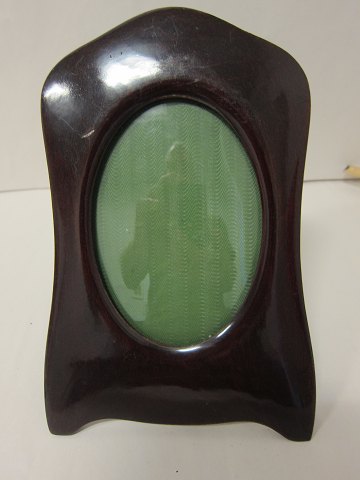 Photo frame, old, made of mahogany and with curved glass
In a good condition and the glass is whole
About 1900
23,5cm x 15,5cm
We have a large choice of photo frames
Please contact us for further information