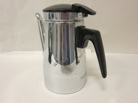Coffee pot made of glossy aluminium with a black backelit handle and lid 
A beautiful retro coffee pot in a very good condition
About 1950
Design: Erik Herløw (1913-1991)
Made in the Kløverblad factory, Denmark
Stamp: Kløverblad, E.G., 1½ L