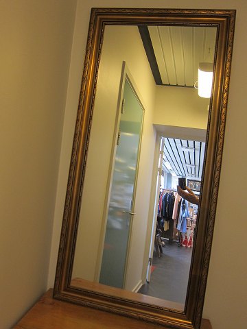 "Gold mirror"
A good full-length mirror with a beautiful frame
About 1920
H: 131cm, W: 63cm
In a good condition