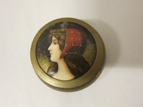A beautiful little box with a lid and a mirror inside
1890-1910
In a good condition