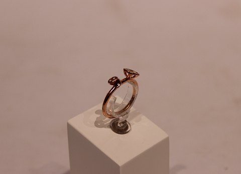 Gilded 925 sterling silver ring with green stones by Christina Jewelry.
5000m2 showroom.