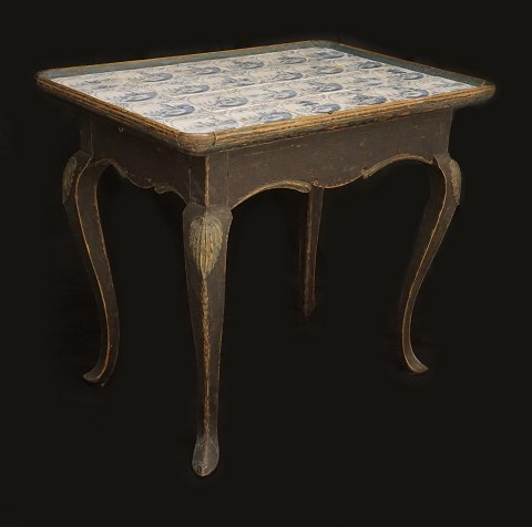Originaldekorierter Fliesentisch mit 
blaudekorierten Fliesen. Dänemark um 1760. H: 
75cm. Platte: 59x85cm