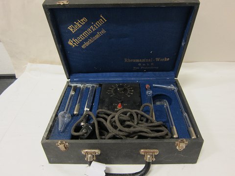 Medical equipment for collectors
Elektro Rheumazinal Erdschlussfrei
In the original box
"Rheumazinal - Werke G.M.b.H. - Neu Finkenkrug"
In a good condition
We have a choice of medical equipment for doctors or dentists