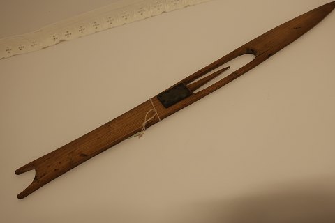 An antique tool for the thatcher
Made of wood
About the 1800-years
A tool, a needle, for the use by the thatcher when he worked at the roof 
A good old tool
Please note the very well made and effective mend/patch
L: about 68cm
In a good condition