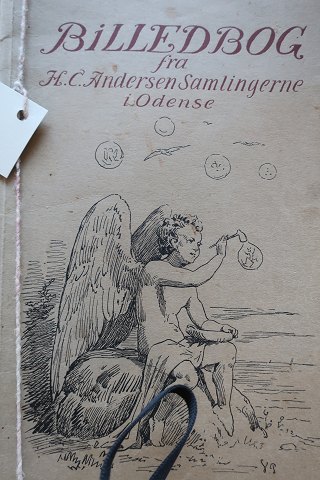 For the collector:
Picturebook from the H.C. Andersen Collections in Odense, Denmark
Prinyted in 1935
Published by "H.C. Andersens Hus" in Odense, Denmark
In a good condition