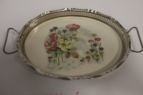 Tray
The little tray is made of porcelain with flowers and a border as well as 2 
handles
About 1920
L: 21cm / 25cm
W: 15cm
H: 2,5cm
In good condition