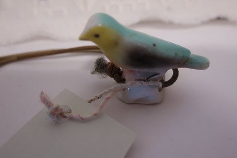 For the collector:
Drip catcher
The most wonderful old, little drip catcher with the form as a bird
The drip catcher was placed under the spout
L: 4cm
H: 3cm
In a good condition