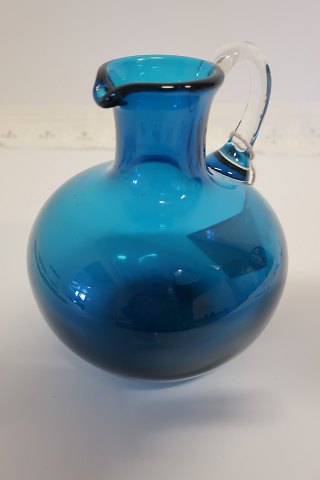 A beautiful jug made of blue and clear glass
Holmegaard ?
H: 16,5cm
In a good condition