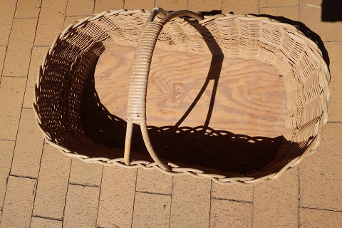 A good old basket/hamper with a handle and a bottom/head made of wood
Please note the beautiful dekorative piece made by the wreath of the basket, - 
please look at the photos
L: 65cm
W: 35cm
H: 20cm / 35cm incl. the handle
Robust and in a good condit
