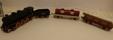 Train made of wood with a DSB and an ESSO Logo
4 items in all
ENGINE, Hense no. 313, DSB Logo 
TANK WAGON, ESSO Logo
WAGON for transport of the timber
WAGON with the DSB Logo
In a real good condition in spite of the age