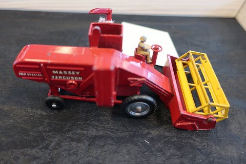 For the collector:
Harvester incl. the driver
Massey Ferguson 780 Special Combine
Harvester No. 5
Lesney Matchbox 
Productiontext: Please look at the Photoes
In a good condition due to the age