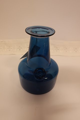 Vase from Kastrup Glasværk, Denmark
From The Capri Serie, clear blue glass
Blue vase with a seal with the initials "JB"
Design: Jacob E. Bang (1899-1965)
Produced in Fyns Glasværk in 1961 (the produktion ends in 1973)
H: 17cm
In a good condition