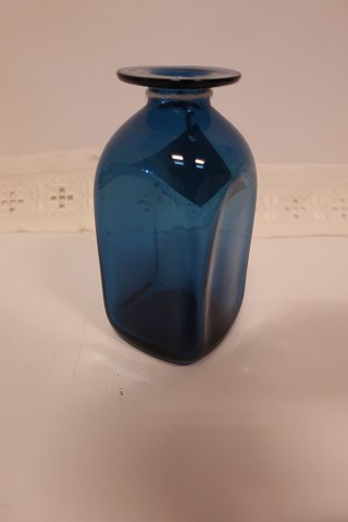 Vase from Kastrup Glasværk, Denmark
From The Capri Serie
Blue vase made of clear blue glass
Design: Jacob E. Bang (1899-1965)
Produced in Fyns Glasværk in 1961 (the produktion ends in 1973)
H: about 15cm
In a good condition