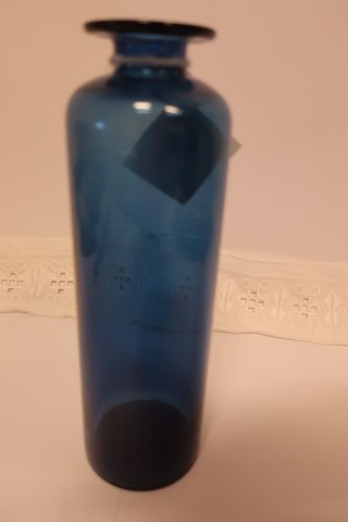 Vase from Kastrup Glasværk, Denmark
From The Capri Serie
Blue cylindrical vase made of clear blue glass
Design: Jacob E. Bang (1899-1965)
Produced in Fyns Glasværk in 1961 (the produktion ends in 1973)
H: 21,5cm